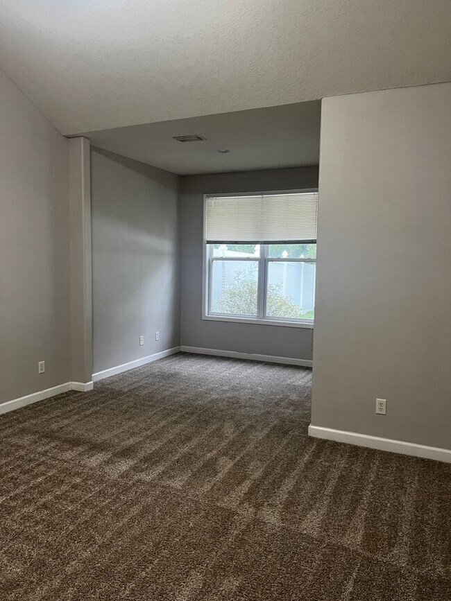 Building Photo - 3/2 fenced in yard with pool access!