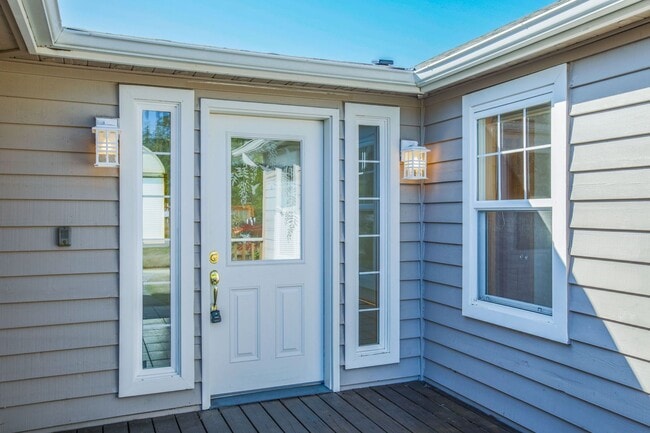 Building Photo - Lovely Mid-Island Home Available August 19th!