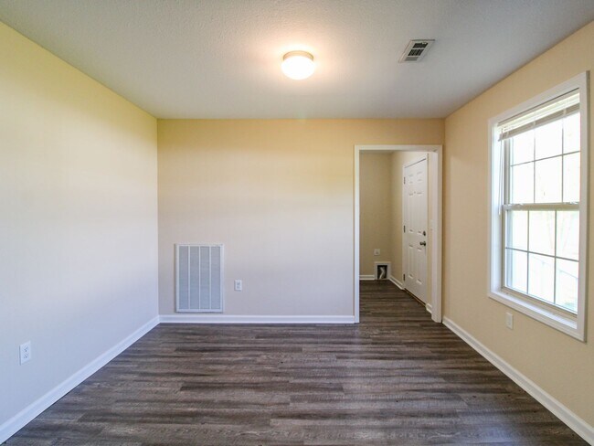 Building Photo - Great Location! 4 Bedroom Home Close to Downtown Pulaski