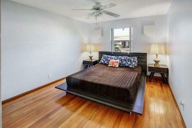 Building Photo - 120 E Park Ln