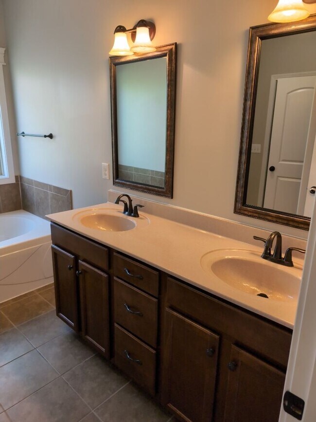 Building Photo - 1320 Vantage Ct