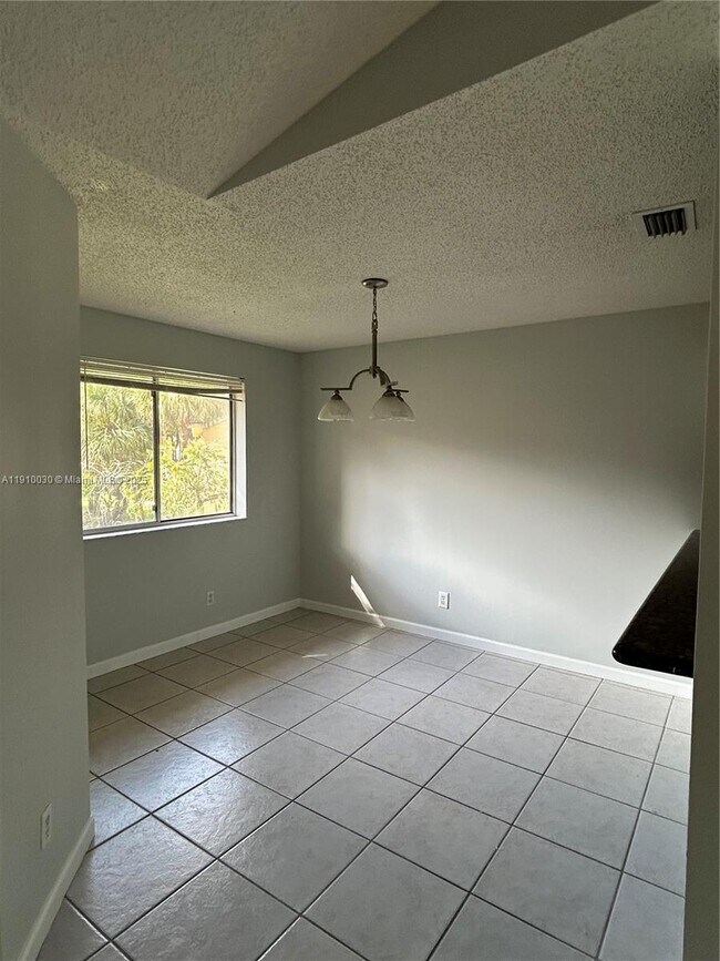 Building Photo - 1060 Coral Club Dr