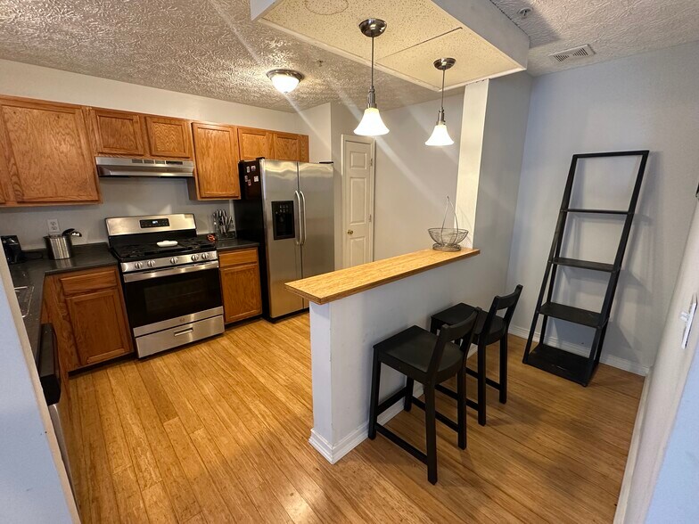 Building Photo - 10 IRONSTONE CT #K