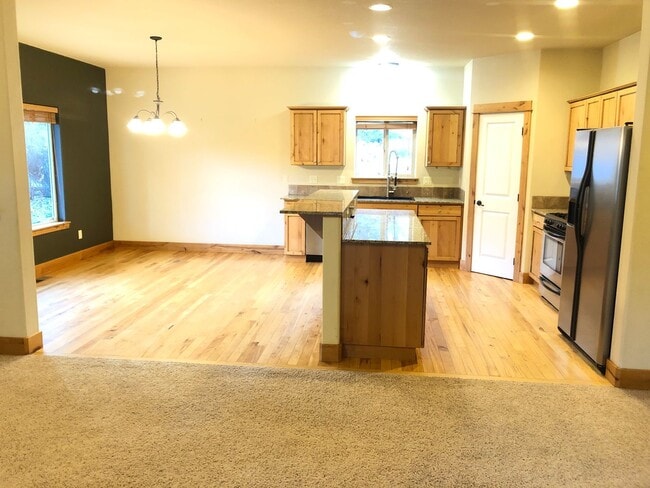 Building Photo - Great 3 Bedroom SW Bend Single Family Home