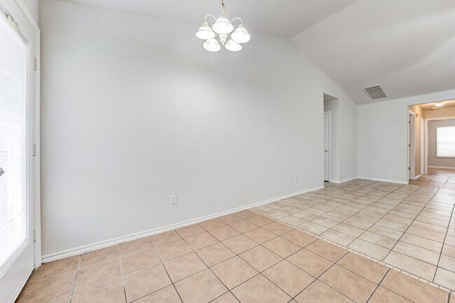 Building Photo - Cute 3BD/2BTH Duplex in Central East Norman!
