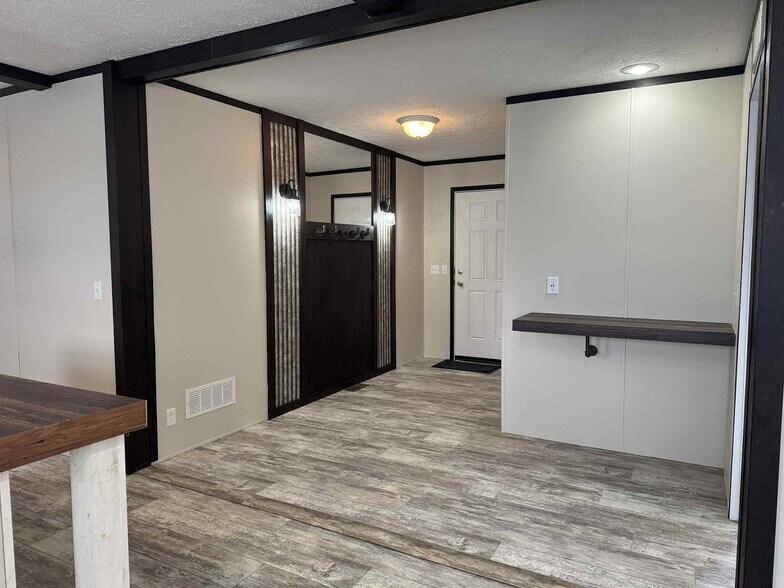 Building Photo - 48583 Pineview Dr