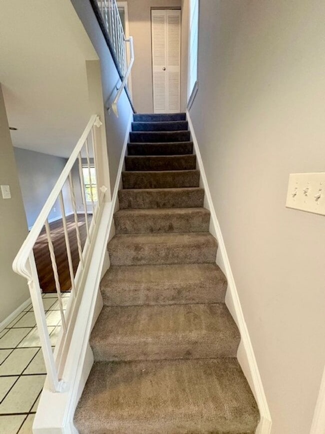 Building Photo - Beautiful end-unit townhome. Walkout basem...