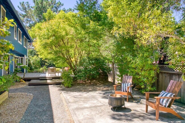Building Photo - 8 Racquet Ct