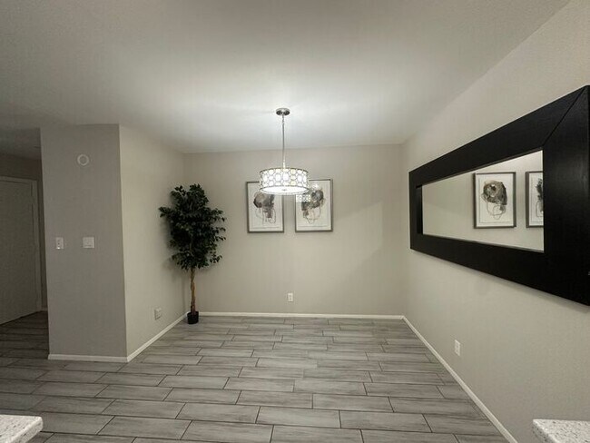 Building Photo - Charming 2 Bed 1 bath Condo