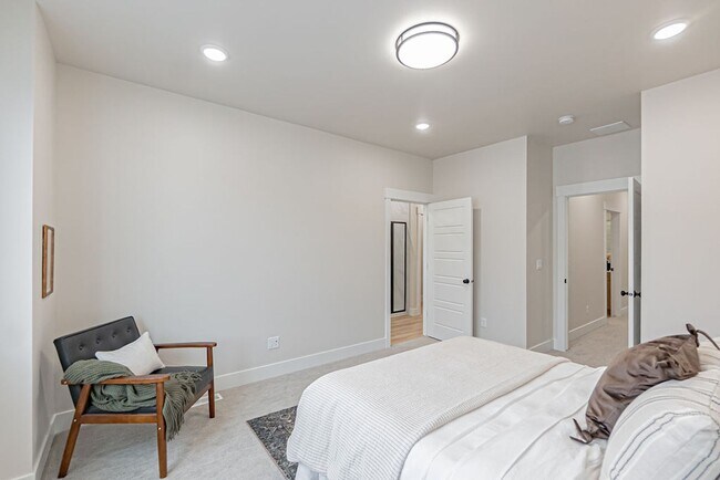 Building Photo - END UNIT - BRAND NEW TOWNHOME IN SUGAR CITY 3 BED 2.5 BATH AND 2 STALL GARAGE.