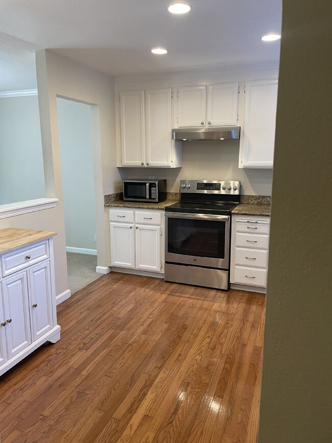Building Photo - "Charming 3-Bedroom Townhouse with Spacious 1,725 Sq Ft Layout in Martinez, CA – Your Perfect Hom...