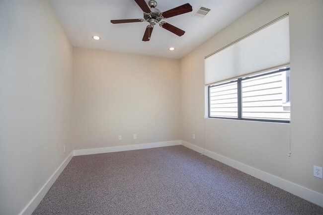 Building Photo - Contemporary townhome, rooftop terrace awa...