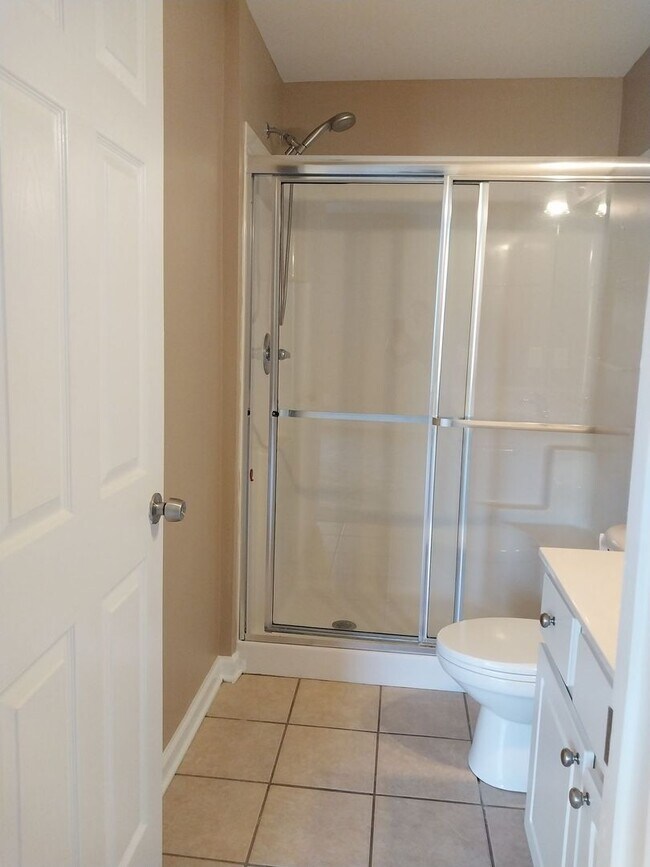 Building Photo - Cute townhome with 3 bd / 2.5 Bath