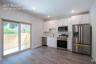 Building Photo - Grays Ferry Three Bedroom with Private Patio