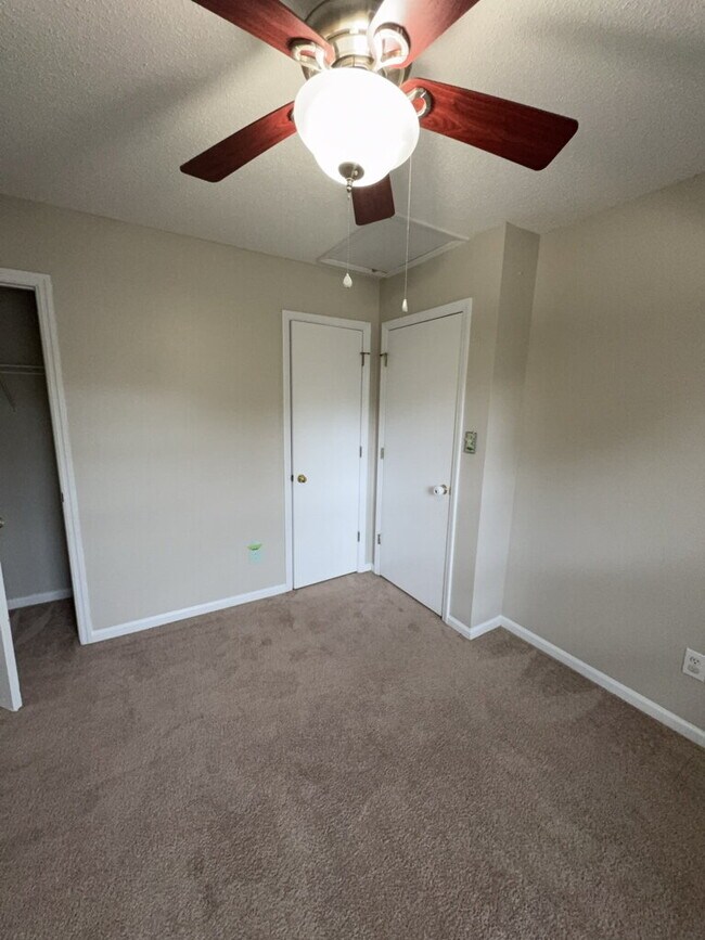 Building Photo - 121 Suffolk Cir