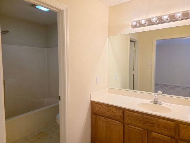 Building Photo - Hewitt Duplex!