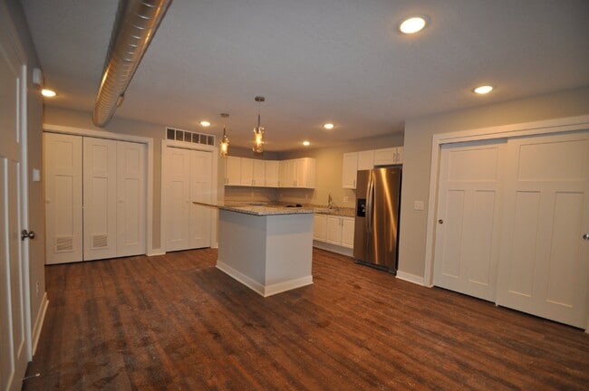 Building Photo - Newer Garden-Level 2Bed, 1Bath Apartment in Longfellow with In-Unit Laundry!