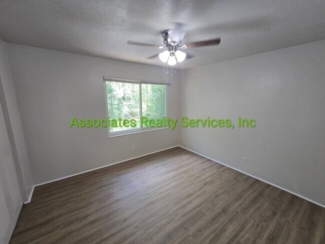 Building Photo - 2/1.5 Town House Fresh on the Market