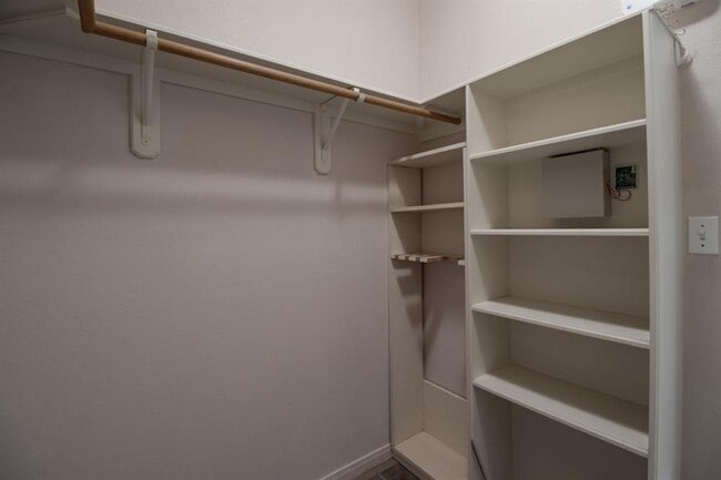 Building Photo - 504 Oakwood Blvd