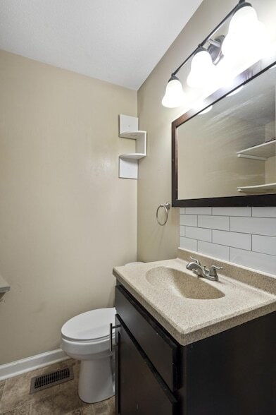 Building Photo - 6627 Hilton Dr