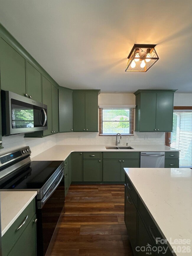 Building Photo - 110 Aqua Dr