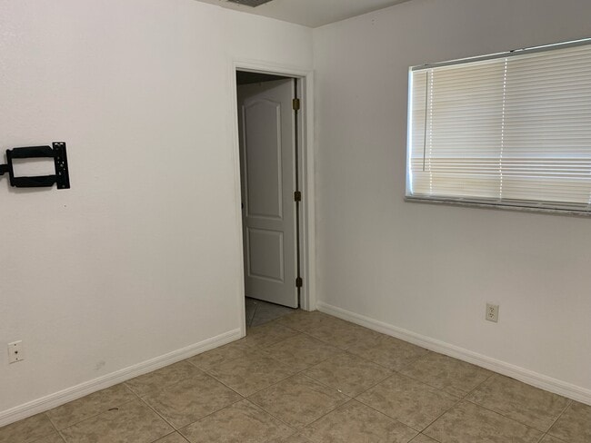 Building Photo - 1242 SE 24th Ave