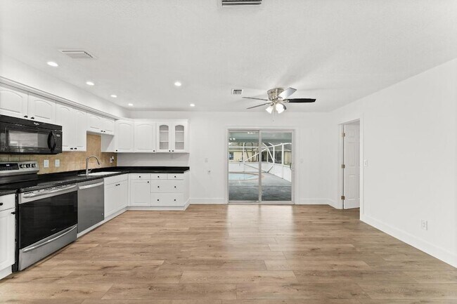 Building Photo - 1575 SW Fresno Rd