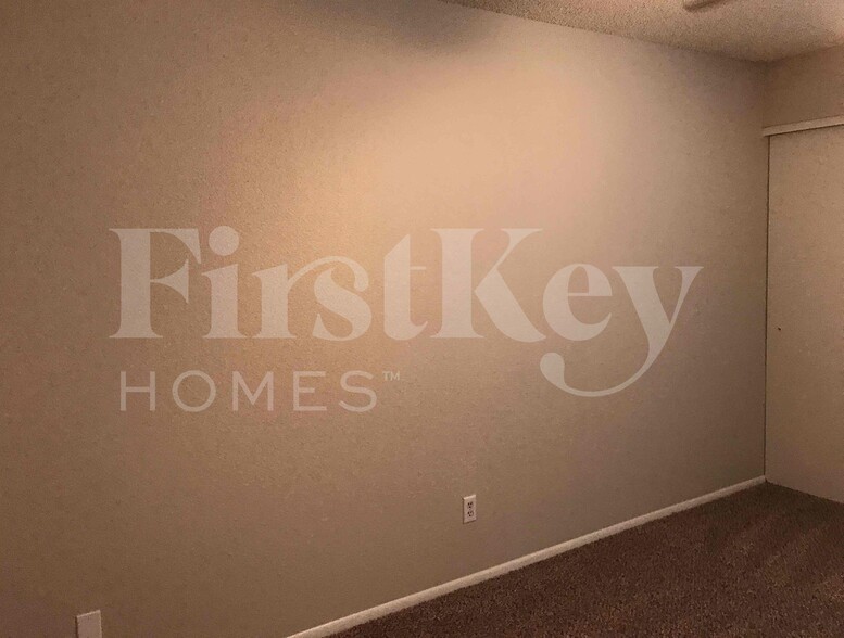 Building Photo - 5520 W Golden Ln