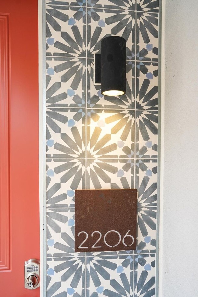 Building Photo - Modern East Austin 2/2 Condo Available Now!