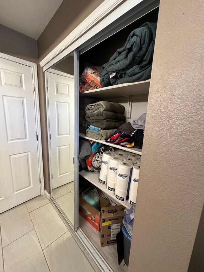 Building Photo - Amazing Ground Level 2 Bedroom!