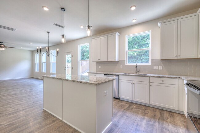 Building Photo - 523 Montrose Dr