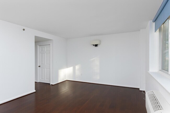 Building Photo - 20 2nd St