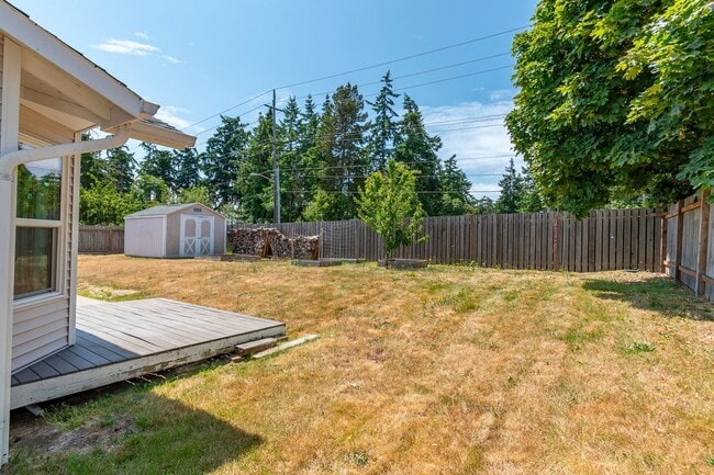 Building Photo - 3 Bed 2 Bath Home Near Town