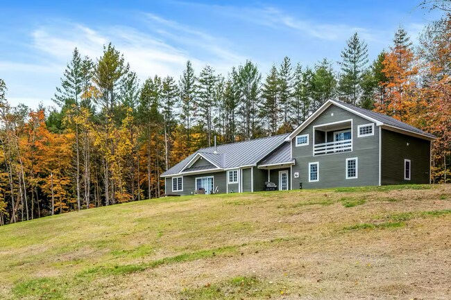 Building Photo - 4 Bedroom in Waterbury, VT Available NOW (Furnished + Utilities included)
