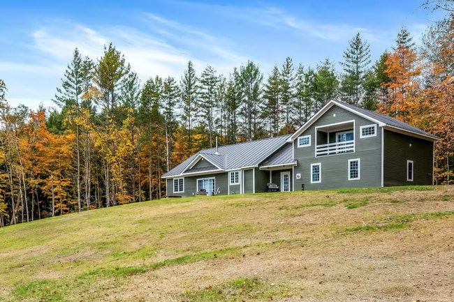 Building Photo - 4 Bedroom in Waterbury, VT Available on 7/1 (Furnished + Utilities included)