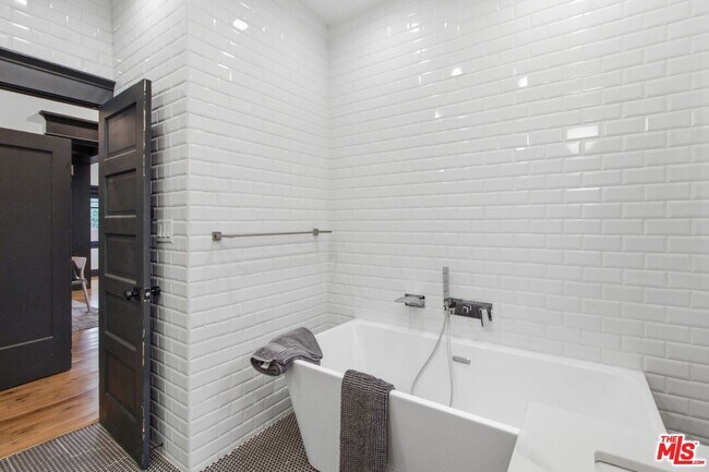 Building Photo - 1548 W 48th St