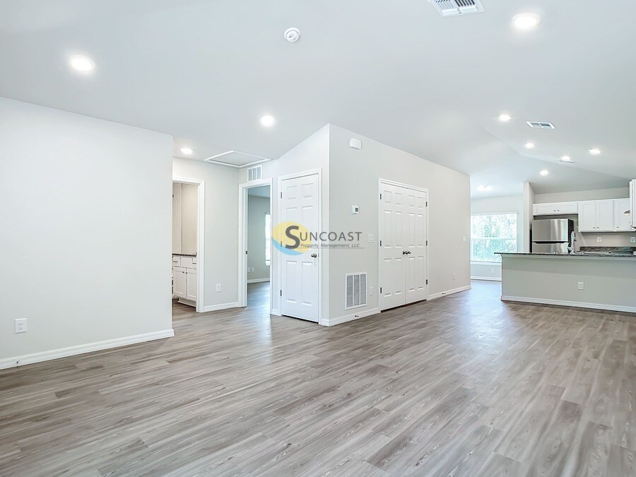 Building Photo - 15070 Dania Ave
