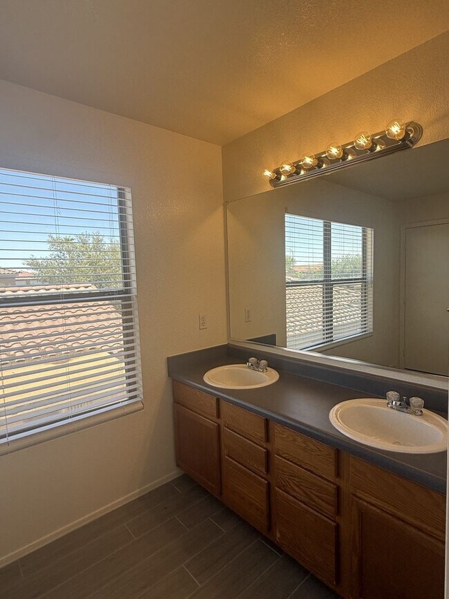 Building Photo - 2448 E Hazeltine Way