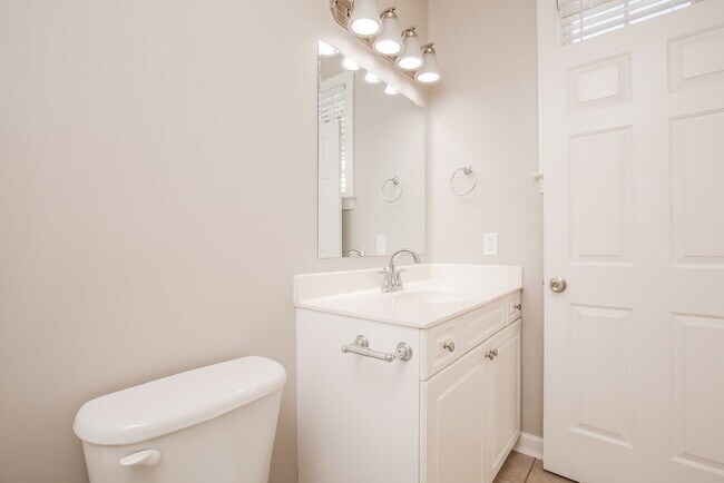 Building Photo - 1036 N Main St