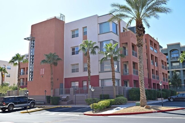 Building Photo - Luxury Mid-rise Condo unit  located on the...