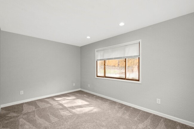 Building Photo - Gorgeous 3 bedroom home in Brookline avail...