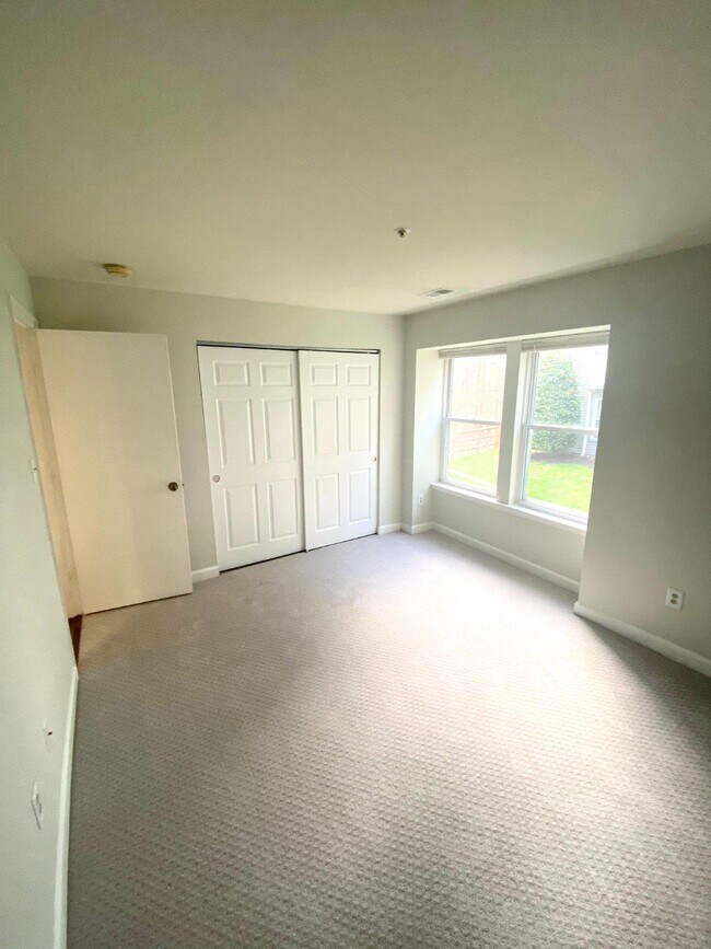 Building Photo - 3313 Sir Thomas Dr