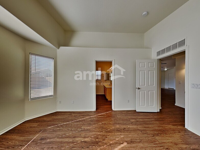 Building Photo - 2416 S 82nd Ave