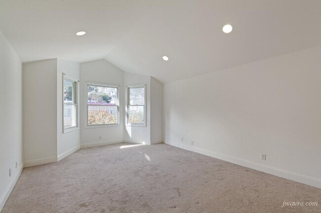 Building Photo - 25 Homestead