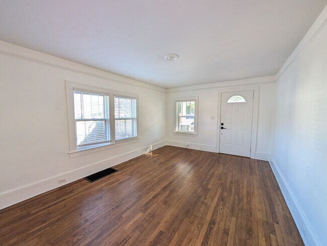 Building Photo - West Asheville Bungalow!