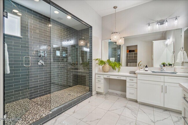 Building Photo - 5543 E Beryl Ave