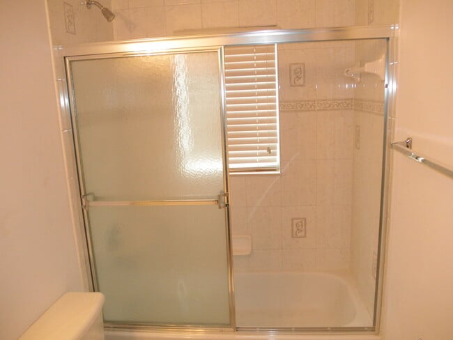 Building Photo - THOUSAND OAKS