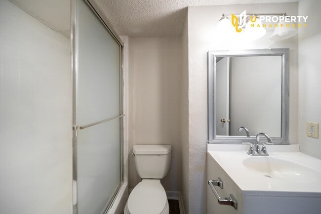 Building Photo - Sweet townhome in Dallas