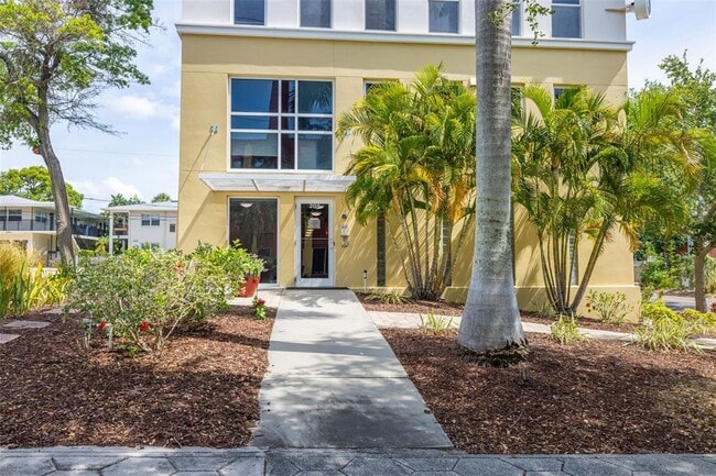 Building Photo - 205 5th Ave N