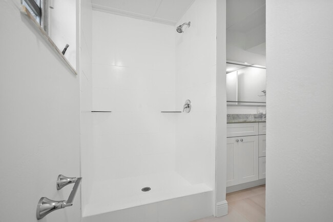 Building Photo - 4832 SE Anchor Ave